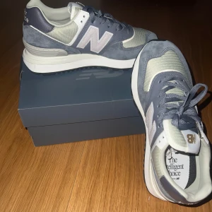 Grå New Balance 574 sneakers - Snygga New Balance 574 sneakers. Ordinarie pris -1350kr. Kom dm om du har några frågor. Priset är förhandlingsbart