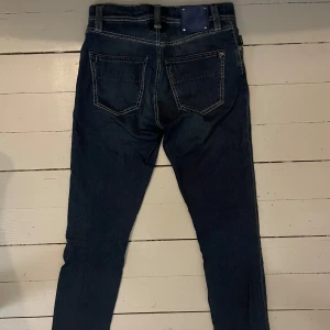 Tramarossa Selvedge Jeans - Tjena! Säljer dessa Tramarossa Jeans tillverkade i Selvedge denim✔️ Mycket fint skick✔️ Storlek 30✔️Modell på bilden 180cm 62kg✔️Orginal parfym på Jeansen sitter kvar✔️Mitt pris 749kr Nypris 3600kr✔️Har du någon fråga eller fundering är det bara att skriva✔️