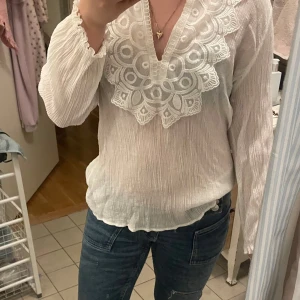Zara blus - Säljer den här blusen från Zara då den inte passar!!💕🥰använd 2 gånger