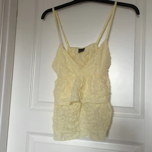 Ljusgul volangig linnetopp  - Jätte snygg trendig topp från Gina Tricot, helt ny aldrig använt! Storlek S