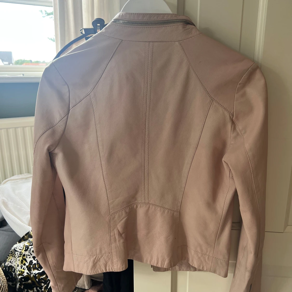 Ljusrosa skinnjacka med dragkedjor - 1