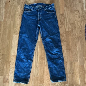 Blå Jeans från Weekday - Säljer ett par blå Barrel Relaxed Tapered Jeans från Weekday. Jeansen har en avslappnad passform med avsmalnande ben, klassisk femficksdesign och är gjorda i bomull. Perfekta för dig som gillar en chill och modern look.