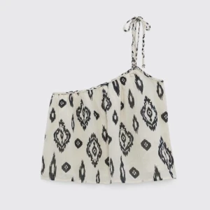 Mönstrad oneshoulder topp med knytband - Snygg oneshoulder topp i vitt med svart grafiskt mönster. Toppen har ett smalt axelband med knyt och är luftig och croppad i modellen. Perfekt för varma dagar och ger en avslappnad vibe till din outfit.