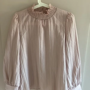 Rosa blus M - Rosa långärmad blus från shein i storlek M. Tyget är i väldigt luftigt material och stora puffiga armar vilket är väldigt snyggt till just sommaren.