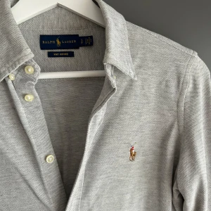 Ralph Lauren Skjorta - - Mycket fint skick, inga defekter. Nypris ca 2000kr. Storlek S , passar dig som är 172-182cm ungefär. Skriv för mer information!🤝
