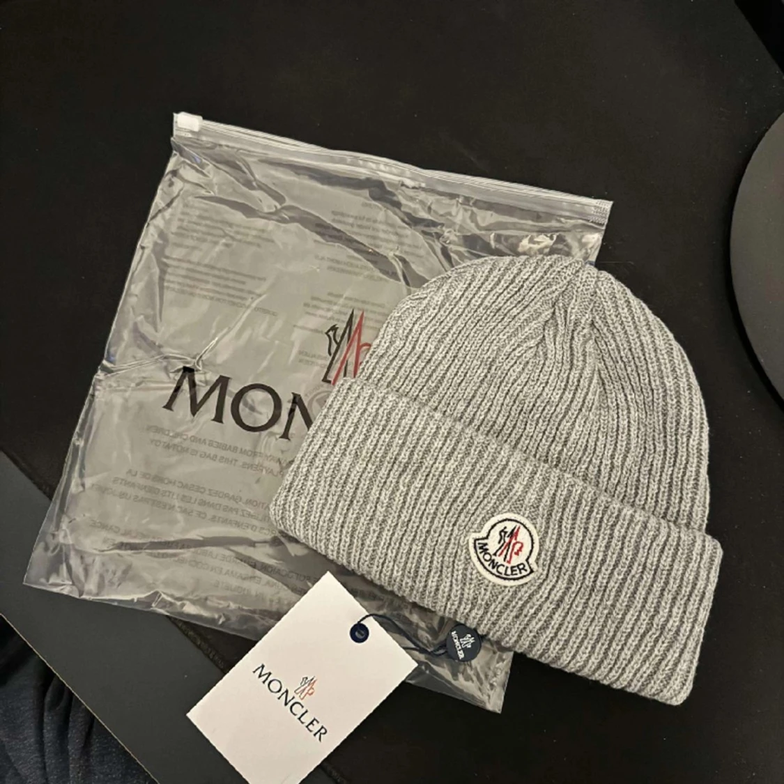 Grå moncler mössa - 90