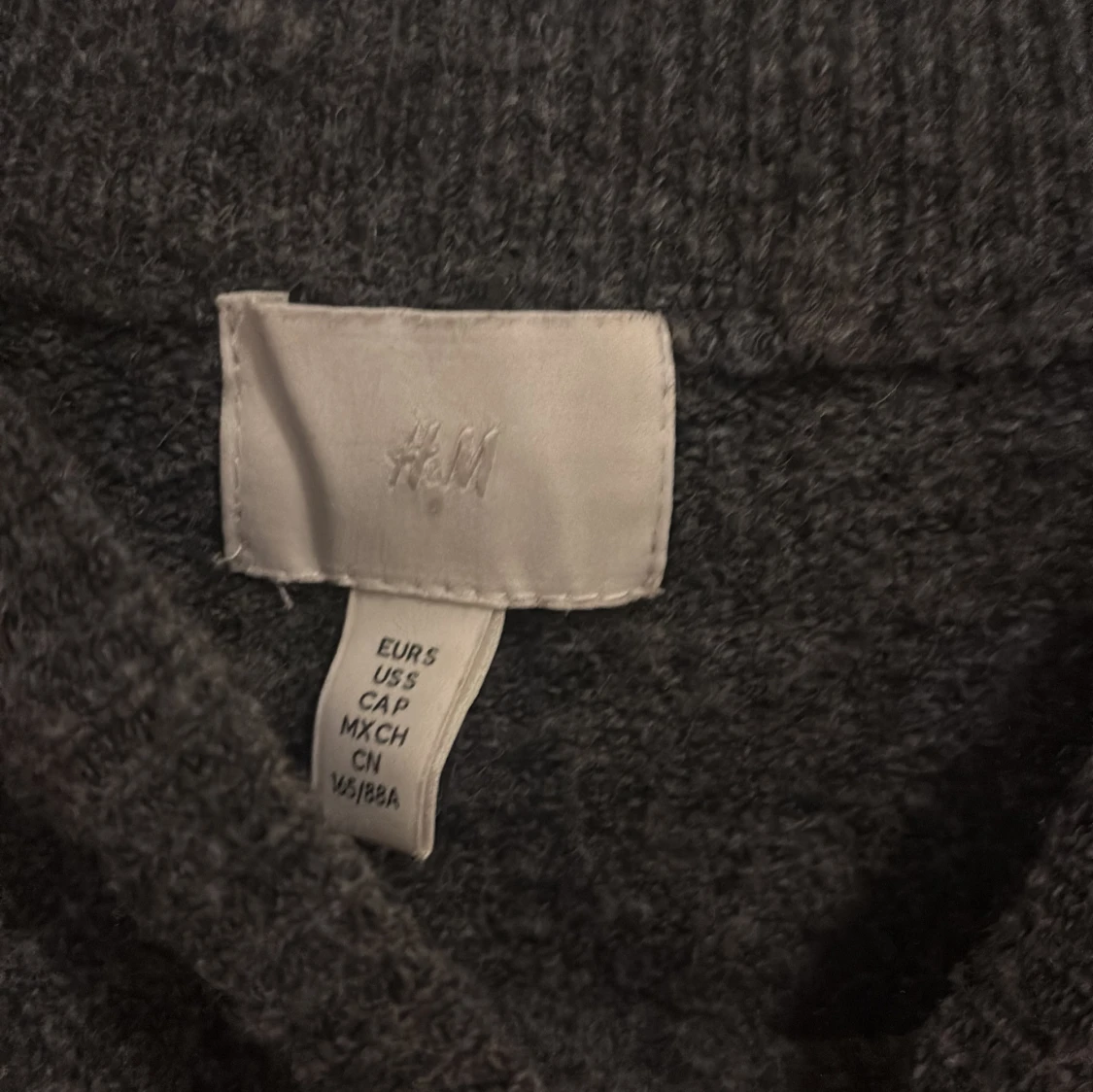 Mörkgrå stickad tröja från H&M - 1