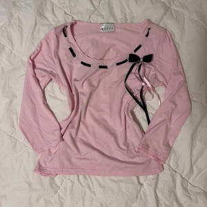 Coquette Tröja  - Vet inte storleken men har tåggit mått - Midjan: 71cm, Byst: 80cm, Längd: 50cm