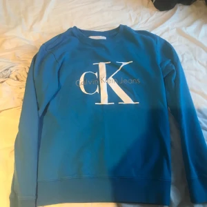 Blå Ck sweatshirt  - Säljer för den är för stor 