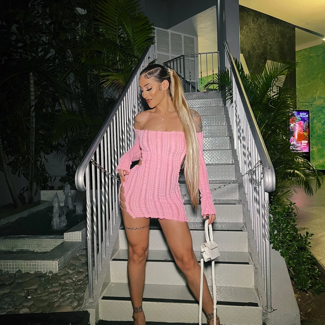 Rosa stickad offshoulder miniklänning - 2