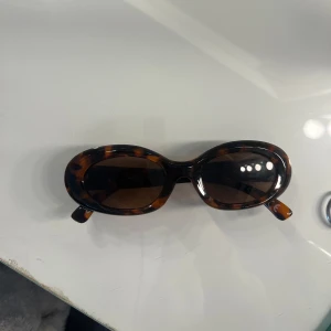 Solglasögon - Snygga solglasögon! Endast använda fåtal gånger