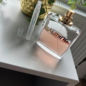 Salming Eau de Toilette 100ml - Fräsch parfym från Salming i en stilren, fyrkantig glasflaska med guldigt spruthuvud och logga. Innehållet är ljusrosa och flaskan rymmer 100 ml. Medföljer en liten genomskinlig sprayflaska för enkel påfyllning och smidig användning.