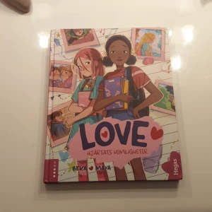 LOVE: Hjärtats hemligheter - En färgstark grafisk serie om vänskap, identitet, skvaller och pirr i magen. Följ Lina och Abeba när de försöker ta reda på vad kärlek egentligen är, med manga-inspirerade bilder och vardagsnära berättelser som passar unga läsare.