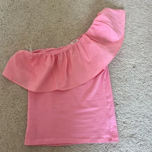 One shoulder topp  - Jätte jätte fin topp från Kappahl, har använt ca 2 gånger, storlek 146-152 men passar mig som har xxs-s i tröjor🥰