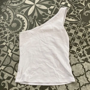 Vit oneshoulder topp - Snygg vit topp med oneshoulder-design. ☀️
