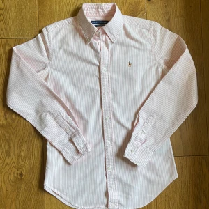 Randig Ralph Lauren skjorta - Rosa och vit randig Mycket fint skick utan defekter Storlek S, slim fit - passar mer som XS Kom gärna med prisförslag eller frågor!