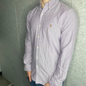 HELT NY || Ralph Lauren skjorta - Riktigt stilig Polo Ralph Lauren skjorta | Strl: S | Skick: 10/10 (Helt ny) | Modellen är 175, väger 71 | Nypris: ca 1700kr | Hör av er vid frågor och funderingar!