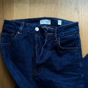 Dagmar jeans - Snygga mörkblå jeans från Dagmar med raka ben. Jeansen har hög midja och är i mycket bra skick 💙🩵