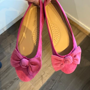 Rosa ballerinaskor - Snygga rosa ballerinaskor från Jenny Fairy i mocka-look med stor rosett framtill! De är även helt nya, aldrig använda!💗