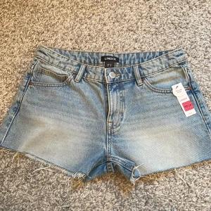 Ljusblå jeansshorts från Lindex - Jeans shorts från Lindex. Har aldrig använts.🥰