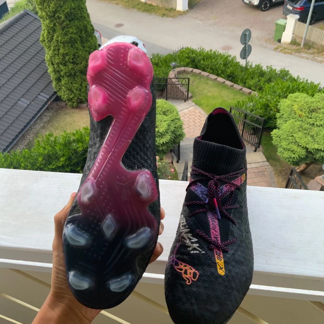 Svarta fotbollsskor med rosa detaljer - 2