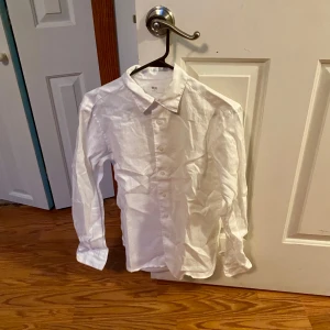 Vit Linneskjorta  - Extremt bra skick! Storlek: XS (Sitter som S) Uniqlo