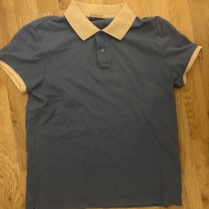 Monclere  -  *   Polo/pike monclere i storlek S 👕  *   Äkta vara! ✅ *   2019 års modell 📅 *   Aldrig använd! 💯 *   Skickas snabbt 🚀