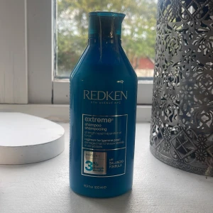 Redken Extreme Shampoo 500ml - Redken Extreme Shampoo i blå plastflaska, 500 ml. Stärker och reparerar skadat hår med 3% strength complex och protein. pH-balanserad formula, passar även färgbehandlat hår. Snygg och stilren design, perfekt för dig som vill boosta håret. HELT NY ! Fortf i plast 