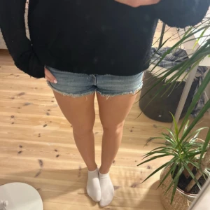 Snygga jeansshorts - Säljer dessa ljusblå jeansshorts, passar till allt💕
