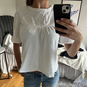 Zara blus  - Jätte fin blus från Zara. Jätte fint skick. Köpt på barnavdelningen i storlek 164 men sitter som en XS. 