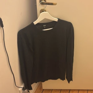 Merinull tröja - Stickad merinull tröja i en svart färg. Bra skick bra passform. Skönt material som funkar året om. Kom privat för ytterliggare frågor! Nypris 599