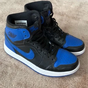 Nike Air Jordans i svart och blått - Fick dessa i present, inget kvitto tyvärr. Men det är vädligt fina skor som jag har användt men nu hittat ny stil så dom används ej längre. Säljer för 100kr pris går o diskutera 😄eftersom att det finns en tråkig användning skada på insidan vid hälen som inte syns utåt