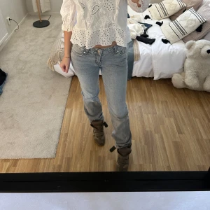 Ljusgråa Low waist jeans - Snygga low waist ljusgrås jeans med en klassisk design. De är lite bredare längst ned så att det går över skorna.