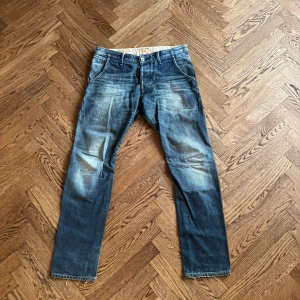 Hugo boss jeans - Säljer ett par klassiska blå jeans med en snygg tvätt och regular fit. Dem är i bra skick, knappt använda men dock har de en liten defekt som man kan se på bild nummer 4. Storlek 32/32. Nypris ungefär 1100kr