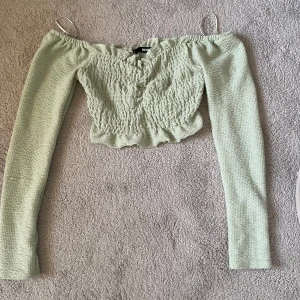 Ljusgrön offshoulder topp från Bik Bok - Säljer en söt ljusgrön offshoulder topp från Bik Bok. Toppen är kort och tajt.