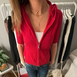 as cool tröja - super fin hoodie med korta ärmar från esprit!! jätte snygg i höst och är i storlek m, inte använd då jag har andra liknande. skriv för fler bilder💓