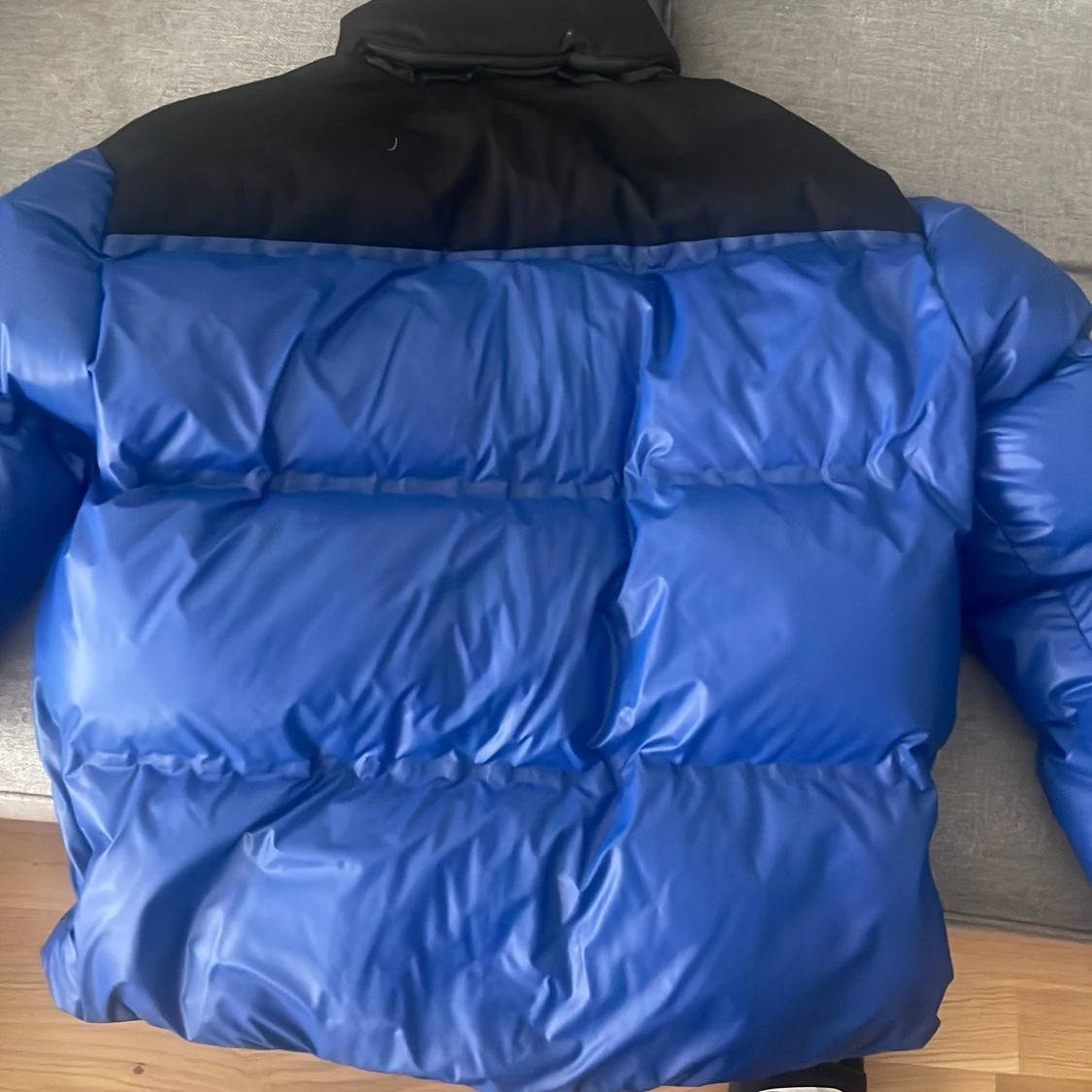 Blå och svart dunjacka från Prada - 1