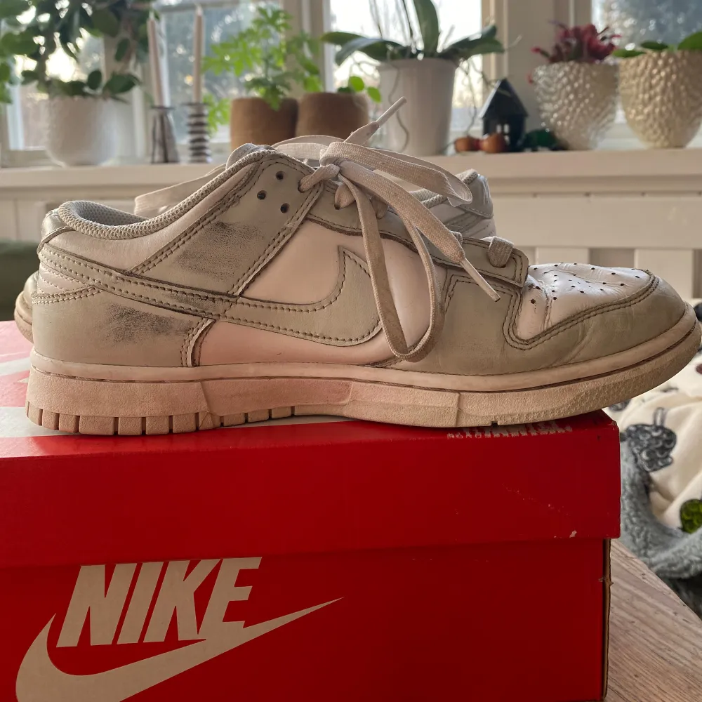 Ett par gråa feta nike dunks low. Perfekt nu inför sommaren. Skick syns på bilderna. Storlek 42 men skulle säga dem mera passar som 41. Innre sula är 26 1/2 cm. . Kengät.