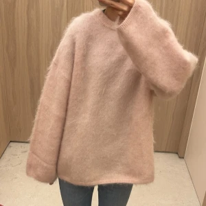 Hm mohair tröja  - Säljer nu min såå fina mohairtröja i rosa från HM som är väldigt eftertraktad❣️❣️storlek S och lite mer oversized i modellen och är såå fin nu till våren🤩hör av er vid intresse!! 