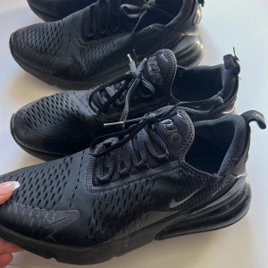 Nike 270 - Bra skick, säljer två PAR. Vill ni köpa båda så blir de 500, annars 250 st. STORLEK: 42.5, passar 41,42
