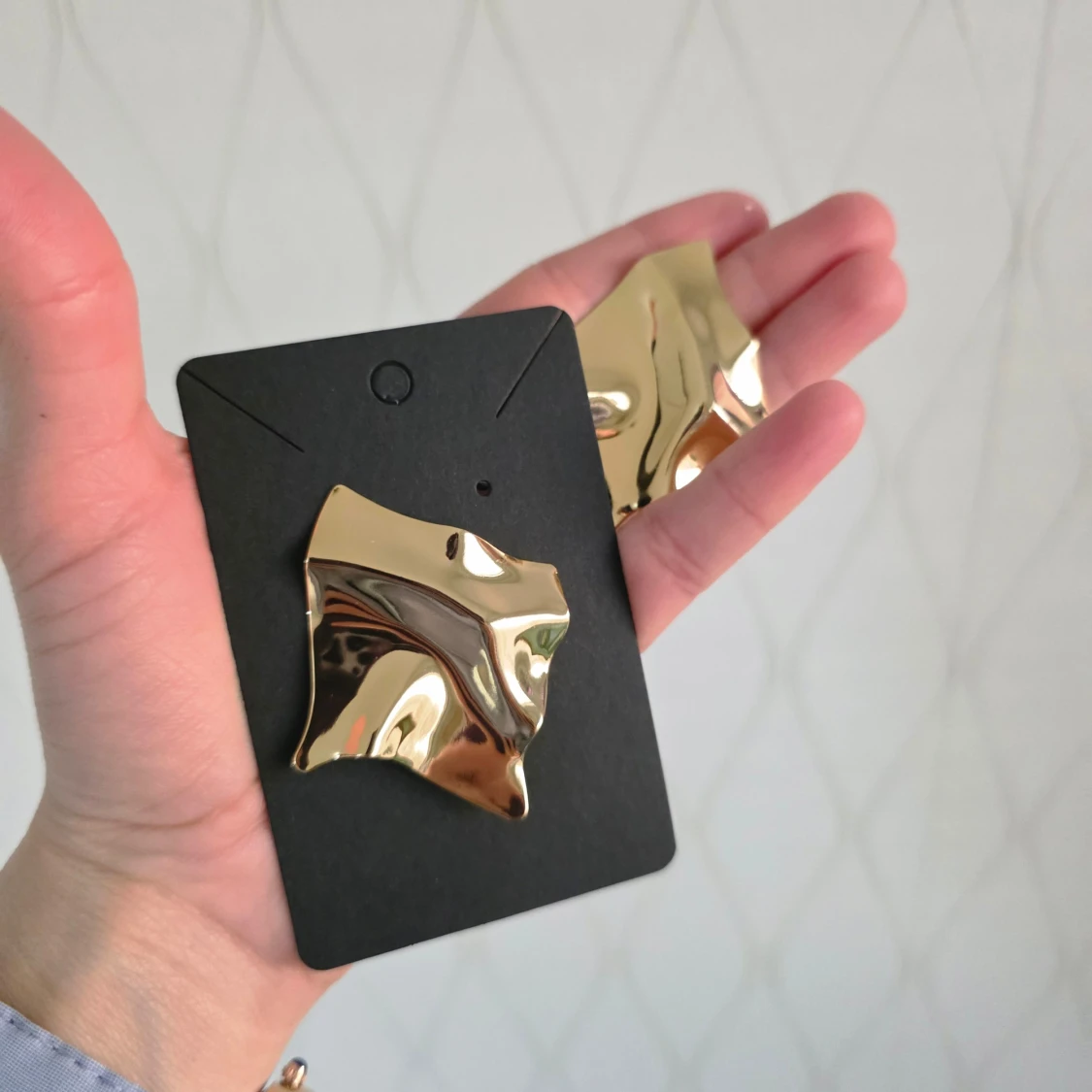 Stora guldörhängen i abstrakt design - 4