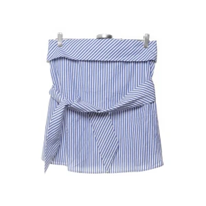 Randig bandeu topp med knytning - Snygg blå- och vitrandig bandeu topp med knytband i midjan. Perfekt till sommaren! Aldrig använd då den var för liten för mig