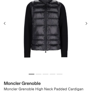 Svart vadderad cardigan från Moncler Grenoble - Snygg svart vadderad cardigan från Moncler Grenoble med hög krage och dragkedja. Jackan har långa ärmar och en quiltad framsida som ger en stilren look. Perfekt för kyliga dagar. Fitter 169-187