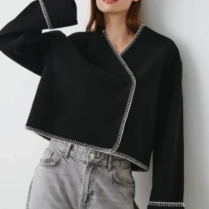 Svart jacka från gina tricot  - Säljer denna jackan från gina tricot 💗 aldrig använd