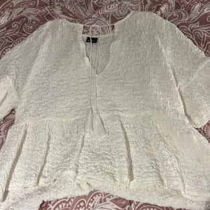 Volsngblus - Jättefin blus med volanger längst ner och vid ärmarna, använd fåtal gånger💗 skriv för bättre bilder💗