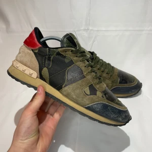 Valentino Rockrunners  - Valentino Garavani || skick 8/10 || storlek 39 || nypris ca 7600kr mitt pris endast 1349kr || made in Italy 🇮🇹 || pris kan diskuteras vid snabb affär!