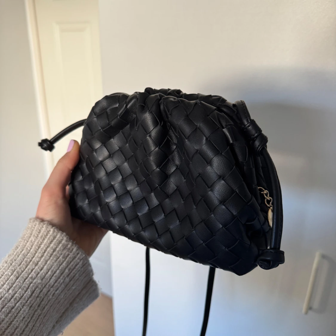 Svart flätad axelväska - 1