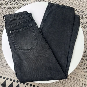 Svarta jeans från H&M - Säljer ett par svarta jeans från H&M i loose fit. Har en baggy passform. Skick 8/10. Varsamt använda ett fåtal gånger. Hör av dig vid frågor eller funderingar.