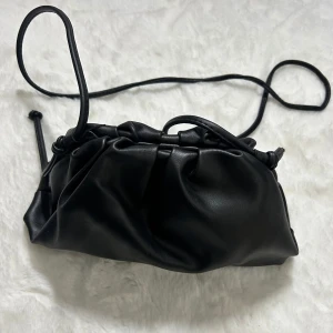 Dumpling bag svart  - Svart dumplingbag, mått ca 25x17. Köp sker via köp nu, jag postar inom 24h. Kvar tills markerad såld 