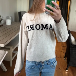 Beige tröja med text - Beige tröja med texten 'AMORE' i svart på framsidan. Från Gina Tricot i storlek 152, superkön o snygg💕💕Pris kan diskuteras!